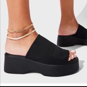 NWOT Steve Madden Black Platform Sandals